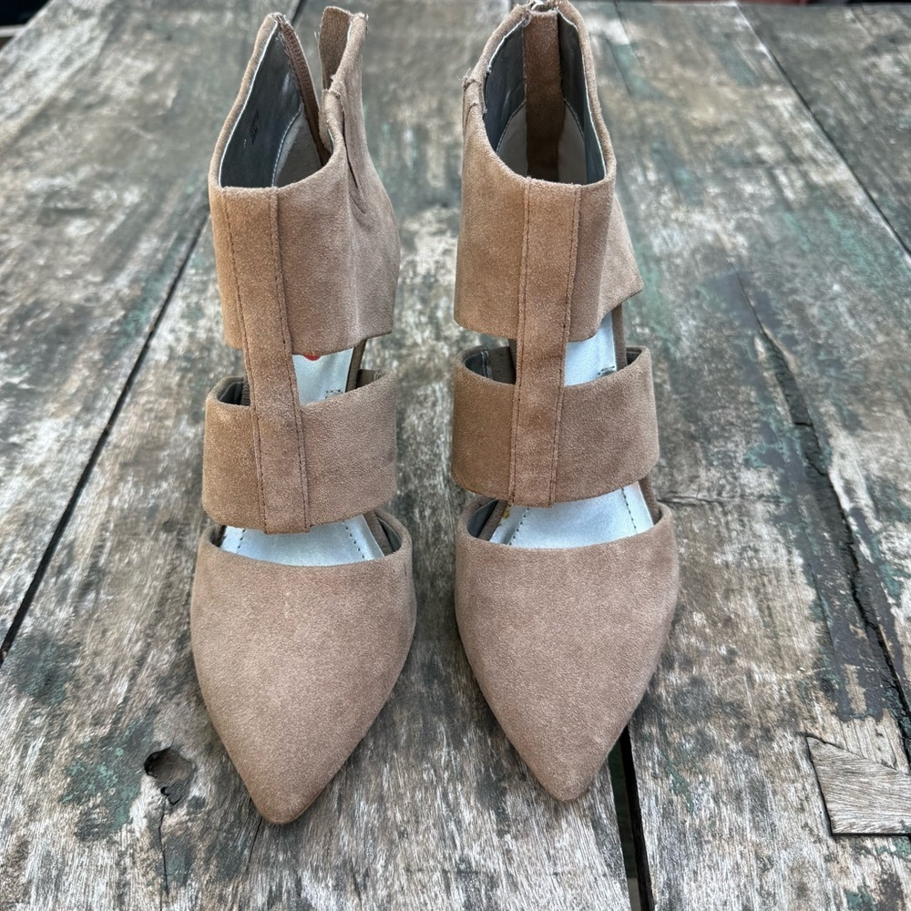 Tahari Steffi Taupe Suede Cutout Ankle Booties Stiletto Heel Size 6.5 - Picture 2 of 9